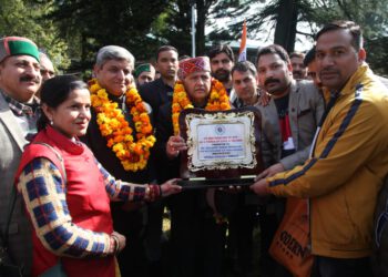 कुलदीप सिंह पठानिया से मिला एनपीएस कर्मचारी महासंघ,  शाल-टोपी व स्मृति चिन्ह देकर किया सम्मानित