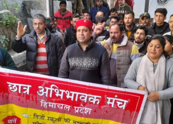 निजी स्कूलों की मनमानी लूट, भारी फीसों, किताबों एवं वर्दी की कीमतों में भारी बढ़ोतरी के खिलाफ उच्चतर शिक्षा निदेशालय शिमला के बाहर जोरदार प्रदर्शन