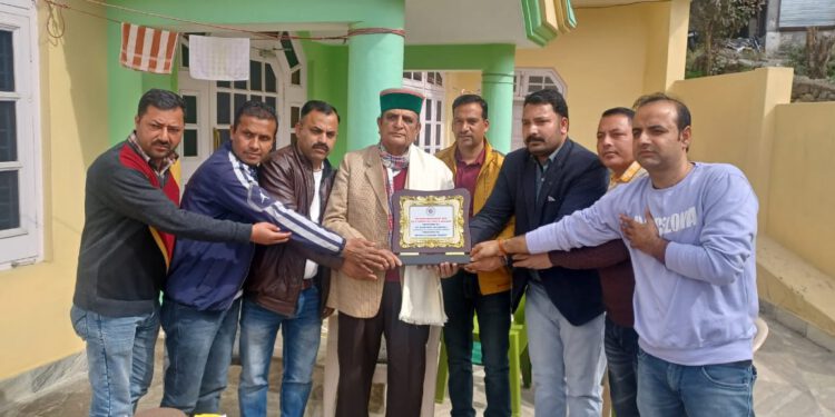 पूर्व विधायक चुराह सुरेन्द्र भारद्वाज से मिले एनपीएस कर्मचारी महासंघ के पदाधिकारी