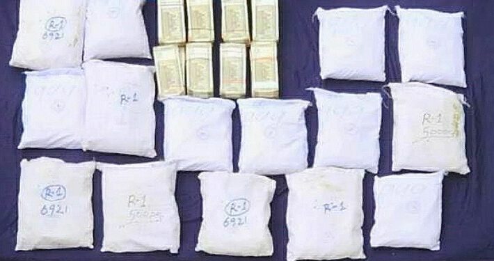 अमृतसर से 15 किलो हेरोइन, 8.40 लाख रुपए की ड्रग मनी समेत नाबालिग गिरफ़्तार