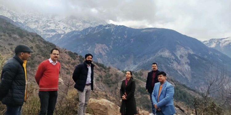 हिमाचल में निवेश आकर्षित करने के लिए भूमि का निरीक्षण