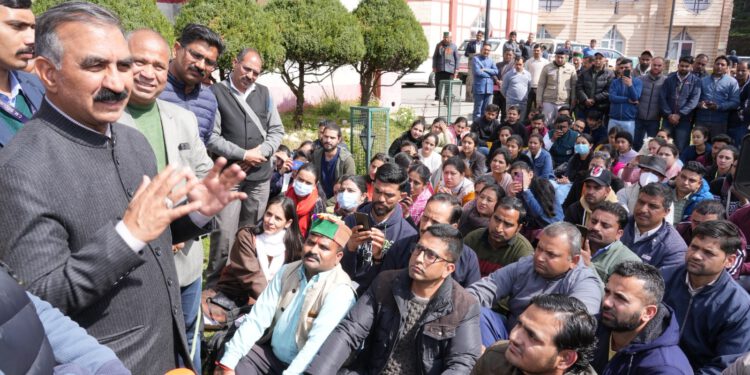 आउटसोर्स कर्मचारी संघ के प्रतिनिधिमंडल ने मुख्यमंत्री से भेंट की