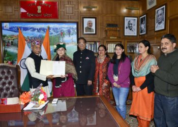 राज्यपाल ने राजभवन में किया आस्था शर्मा को सम्मानित, जीवन में आगे बढ़ने की दी प्रेरणा