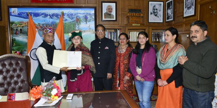 राज्यपाल ने राजभवन में किया आस्था शर्मा को सम्मानित, जीवन में आगे बढ़ने की दी प्रेरणा