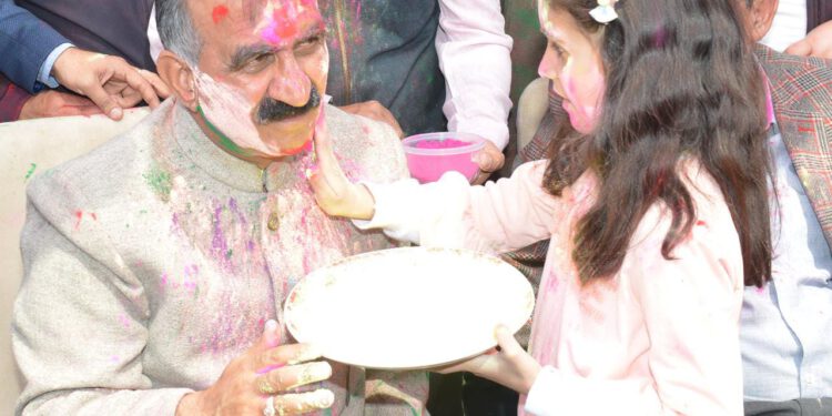 मुख्यमंत्री ने शिमला में मनाई होली, देखिए….