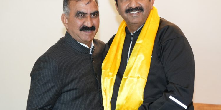 मुख्यमंत्री ने पंजाब के मुख्यमंत्री से विभिन्न द्विपक्षीय मामलों पर चर्चा की