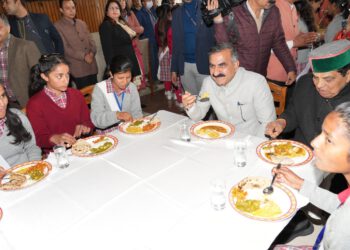 मुख्यमंत्री के आग्रह पर विधानसभा की कार्यवाही देखने पहुंची बालिका आश्रम की बच्चियां