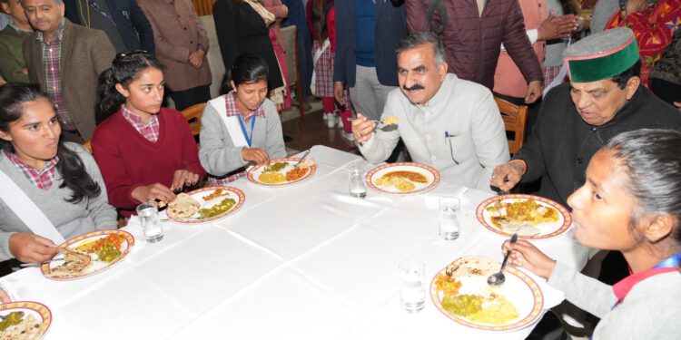 मुख्यमंत्री के आग्रह पर विधानसभा की कार्यवाही देखने पहुंची बालिका आश्रम की बच्चियां