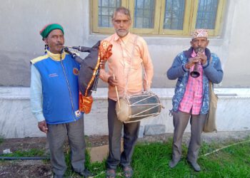 अपनी परंपरा को निभाते शहनाई वादक