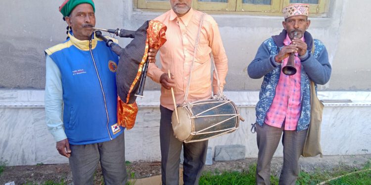 अपनी परंपरा को निभाते शहनाई वादक