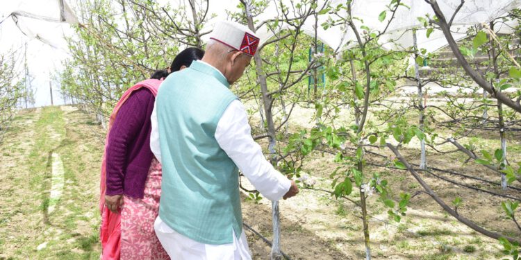 राज्यपाल की वैज्ञानिकों को दी बागवानों के खेतों में जाकर जानकारी देने की सलाह