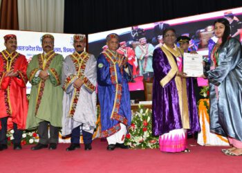 राष्ट्रपति ने हिमाचल प्रदेश विश्वविद्यालय के 26वें दीक्षांत समारोह में मेधावी विद्यार्थियों को स्वर्ण पदक प्रदान किए