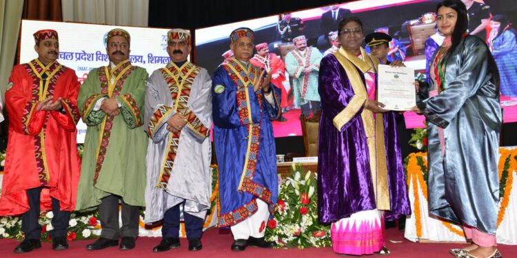 राष्ट्रपति ने हिमाचल प्रदेश विश्वविद्यालय के 26वें दीक्षांत समारोह में मेधावी विद्यार्थियों को स्वर्ण पदक प्रदान किए