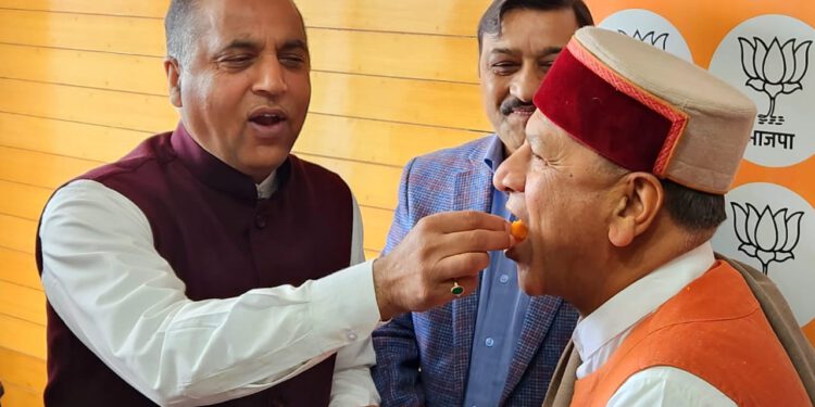डॉ बिंदल ने संभाला पदभार, जयराम ठाकुर सुरेश कश्यप पवन राणा ने लड्डू खिलाकर दी बधाई