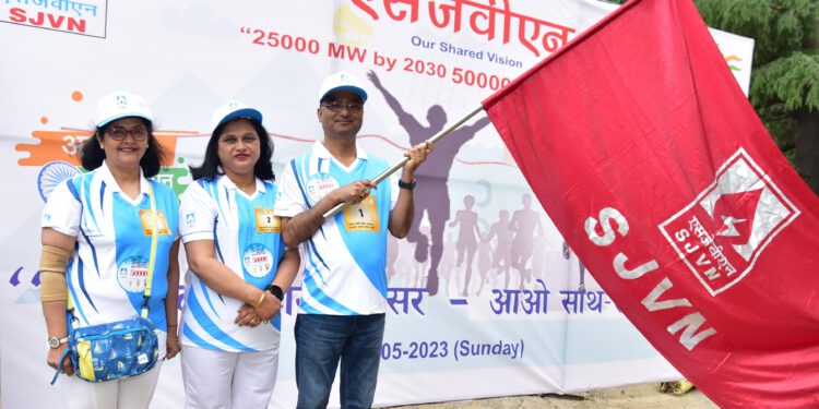 नन्द लाल शर्मा, अध्यक्ष एवं प्रबंध निदेशक ने मिनी मैराथन को झंडी दिखाकर रवाना किया