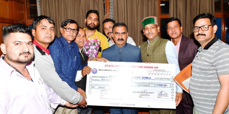 हिमाचल पथ परिवहन निगम कंडक्टर यूनियन ने ने दिया मुख्यमंत्री राहत कोष में अंशदान