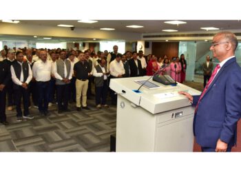 नन्द लाल शर्मा ने कर्मचारियों को स्वच्छता शपथ दिलाई