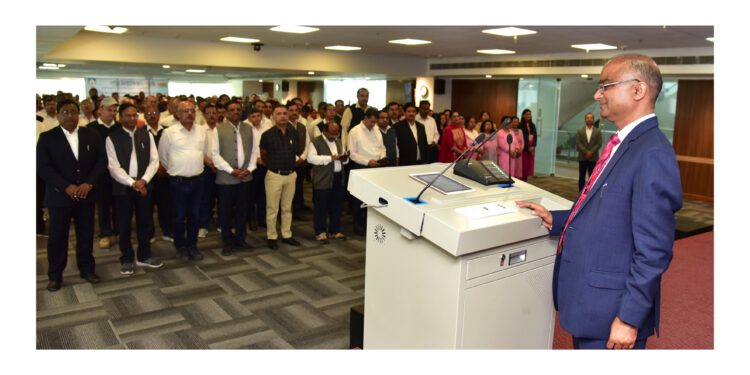 नन्द लाल शर्मा ने कर्मचारियों को स्वच्छता शपथ दिलाई