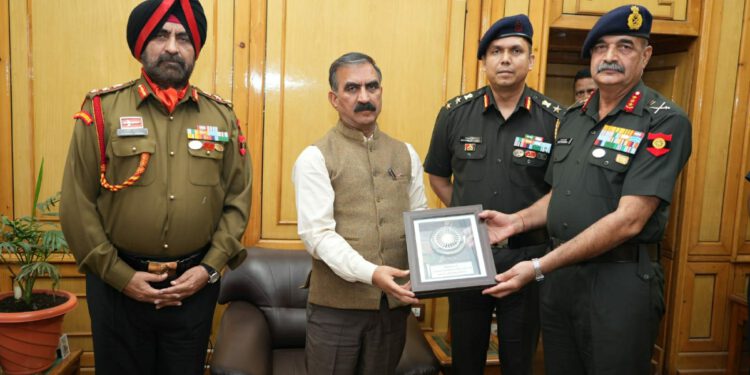 गीता कपूर, निदेशक (कार्मिक),एसजेवीएन ने संभाषण प्रतियोगिता एवं क्विज प्रतियोगिता के विजयी प्रतिभागियों को पुरस्कृत किया