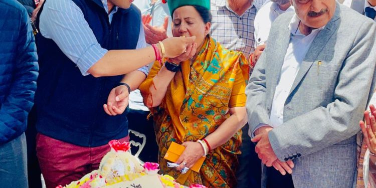 प्रतिभा सिंह को जन्मदिन की शुभकामनाएं देने वालों का लगा तांता