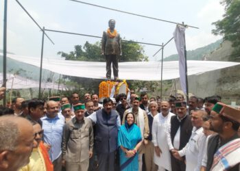सैंज में किया स्वर्गीय राजा वीरभद्र सिंह की प्रतिमा का अनावरण