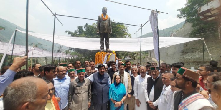 सैंज में किया स्वर्गीय राजा वीरभद्र सिंह की प्रतिमा का अनावरण
