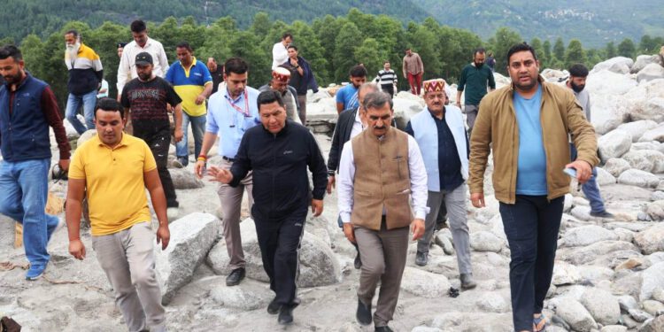 कुल्लू जिला से लगभग 25 हजार लोगों को सुरक्षित निकाला