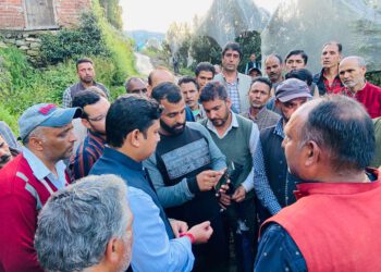 उपायुक्त ने कुमारसैन उपमण्डल के आपदा ग्रस्त क्षेत्रों का किया निरीक्षण