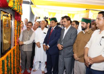 मुख्यमंत्री ने 28.38 करोड़ रुपये की लागत से निर्मित सेब एवं फल मण्डी सोलन तथा टर्मिनल मण्डी परवाणु का विधिवत लोकार्पण किया