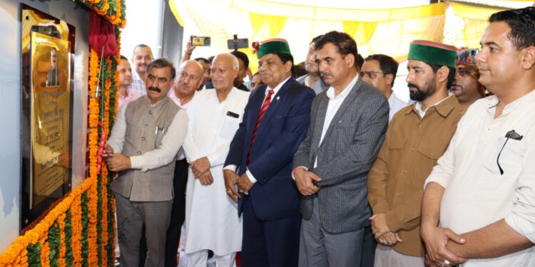 मुख्यमंत्री ने 28.38 करोड़ रुपये की लागत से निर्मित सेब एवं फल मण्डी सोलन तथा टर्मिनल मण्डी परवाणु का विधिवत लोकार्पण किया