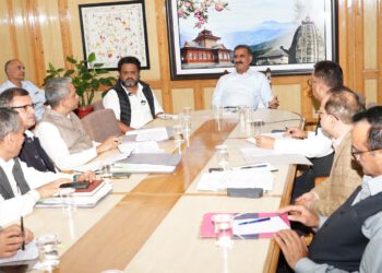 फ्लैगशिप परियोजनाओं से जुड़े एफसीए और एफआरए मामलों के निपटारों में तेजी लाई जाएः मुख्यमंत्री