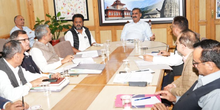 फ्लैगशिप परियोजनाओं से जुड़े एफसीए और एफआरए मामलों के निपटारों में तेजी लाई जाएः मुख्यमंत्री