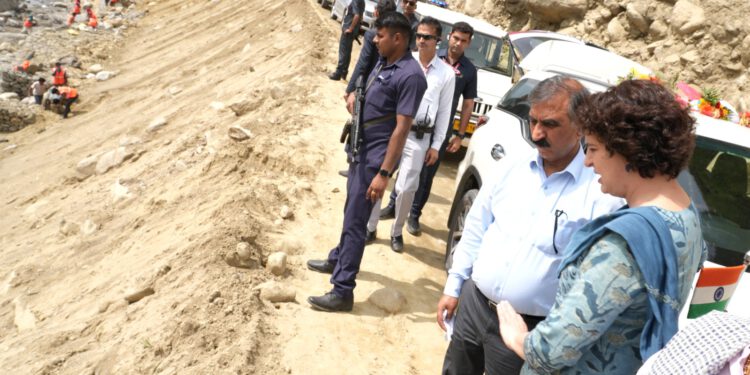 प्रियंका गांधी ने कुल्लू व मण्डी में आपदाग्रस्त क्षेत्रों का दौरा किया