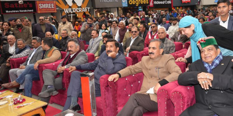 मुख्यमंत्री ने मॉलरोड पर देखा भारत-ऑस्ट्रेलिया क्रिकेट मैच