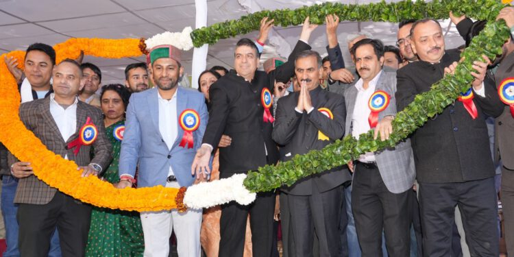 सरकार की नीतियों-कार्यक्रमों को कार्यान्वित करने में कर्मचारियों की महत्त्वपूर्ण भूमिका