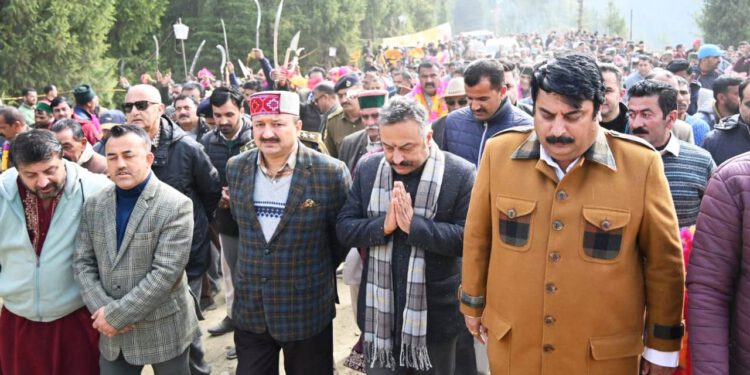 शिक्षा मंत्री ने थुंदल में आयोजित शांत महायज्ञ में की शिरकत