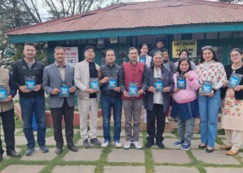 हिमालय मंच की कुफरी ललित कैफे में साहित्यिक गोष्ठी और चिड़ियाघर का भ्रमण