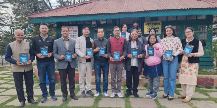 हिमालय मंच की कुफरी ललित कैफे में साहित्यिक गोष्ठी और चिड़ियाघर का भ्रमण