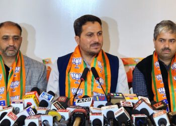 अपने पिता स्वर्गीय  वीरभद्र जी की प्रतिमा को नहीं दिला पाए 2 गज ज़मीन, तो मंडी के मुद्दे क्या हल करेंगे विक्रमादित्य : राकेश जमवाल