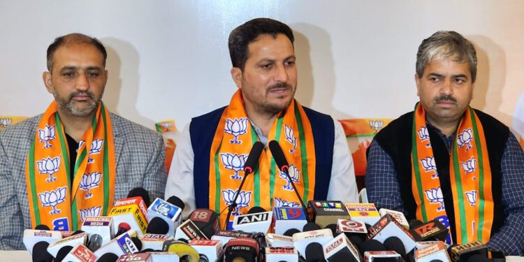 अपने पिता स्वर्गीय  वीरभद्र जी की प्रतिमा को नहीं दिला पाए 2 गज ज़मीन, तो मंडी के मुद्दे क्या हल करेंगे विक्रमादित्य : राकेश जमवाल