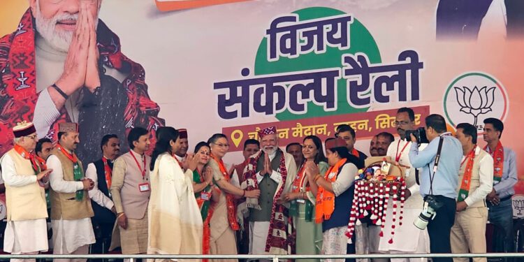 एक तरफ मोदी की गारंटी है और दूसरी तरफ कांग्रेस का बर्बादी का मॉडल : मोदी