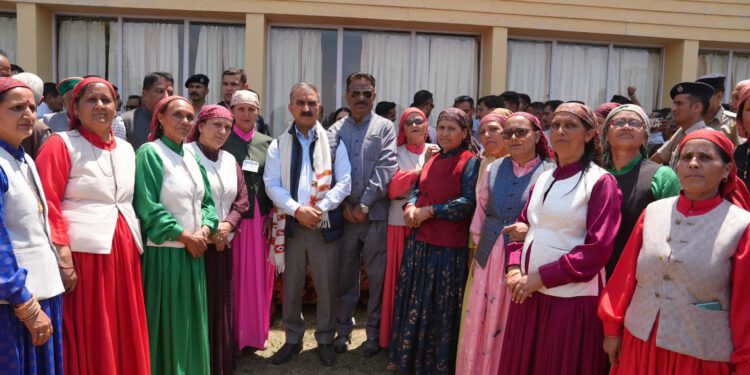 मुख्यमंत्री ने हाटू माता मंदिर में पूजा-अर्चना की, नारकंडा में सुनी जन समस्याएं…