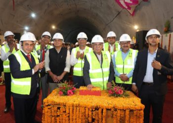 नेपाल के प्रधानमंत्री  पुष्प कमल दहल ने अरुण-3 एचईपी की मुख्य सुरंग की अंतिम खुदाई का ब्लास्ट किया