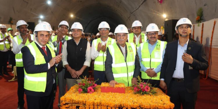 नेपाल के प्रधानमंत्री  पुष्प कमल दहल ने अरुण-3 एचईपी की मुख्य सुरंग की अंतिम खुदाई का ब्लास्ट किया