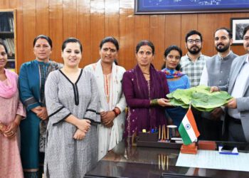 तारादेवी मंदिर में अब कागज की टौर के पत्तल में मिलेगा अब लंगर