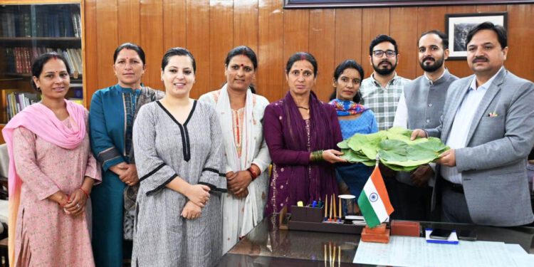 तारादेवी मंदिर में अब कागज की टौर के पत्तल में मिलेगा अब लंगर