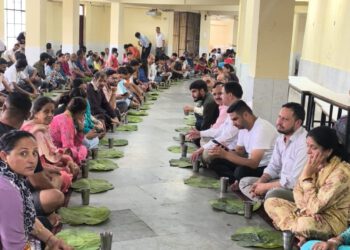 संकट मोचन मंदिर में हरी पत्तल पर मिलने लगा भंडारा