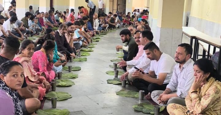 संकट मोचन मंदिर में हरी पत्तल पर मिलने लगा भंडारा