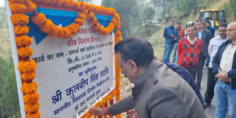 विधायक कुलदीप सिंह राठौर ने कुमारसैन में किया तीन सड़कों का भूमि पूजन