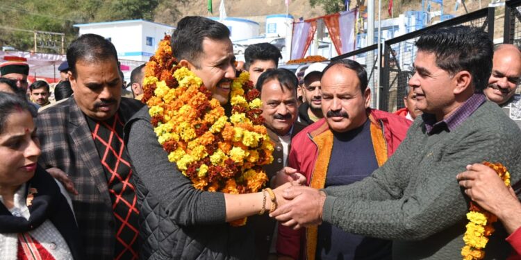 लोक निर्माण मंत्री ने 4.75 करोड़ रूपये की लागत से सैंज खड्ड में निर्मित बसंतपुर-कहलवी-नड़ूखर-घराटनाला पेयजल योजना का शुभारंभ कर लोगों को किया समर्पित